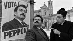 Scena fotorealistica in bianco e nero ambientata nella Brescello di Don Camillo e Peppone, con un manifesto elettorale di Peppone modificato con baffi e corna.